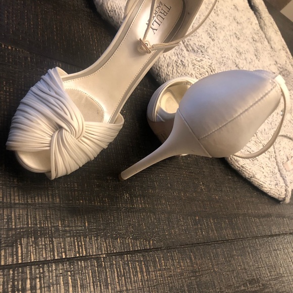 Truly Zac Posen - Picture 2 of 8